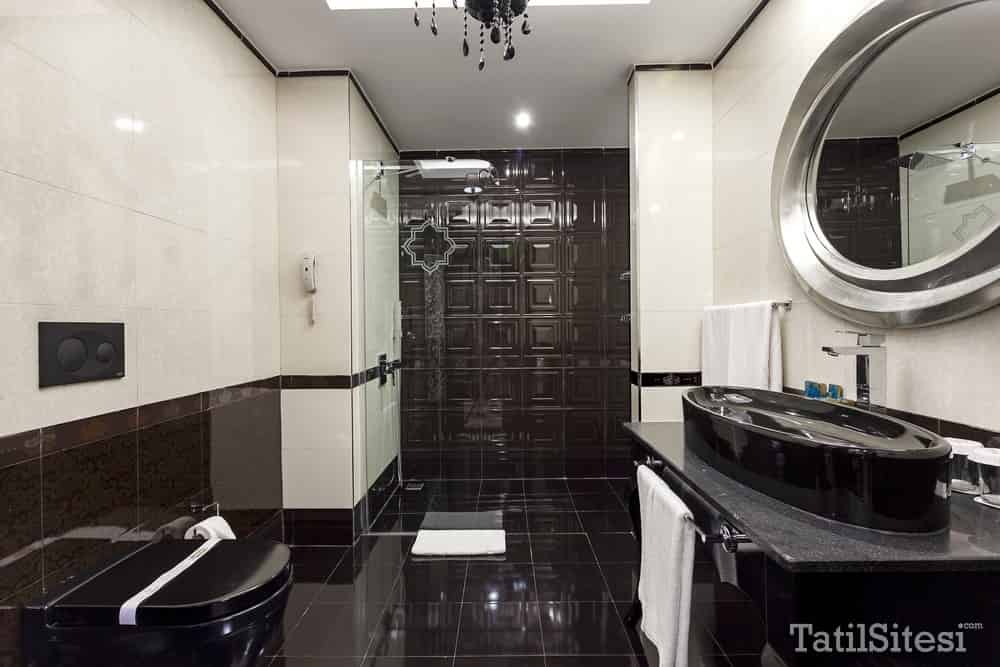 Karmir Hotel Resort & Spa